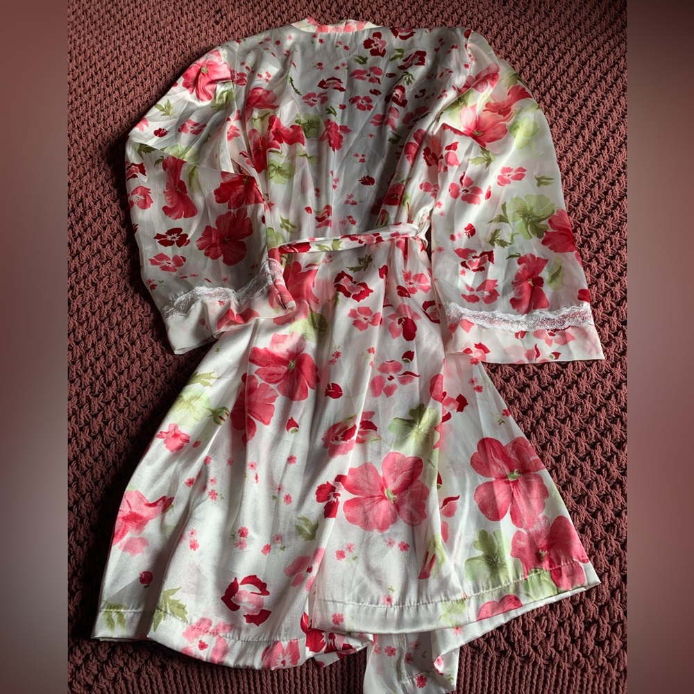 Vintage Silky Floral Robe - Picture 2 of 7